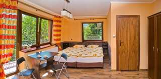 Отели типа «постель и завтрак» Bażancia Chatka Устронь Трехместный номер с балконом-5